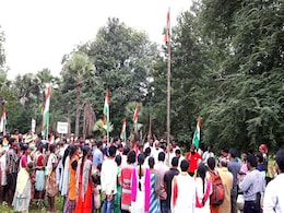 छत्तीसगढ़ : नक्सलियों के गढ़ में लहराया तिरंगा, सोनी सोरी ने ग्रामीणों के साथ गाया राष्ट्रगान छत्तीसगढ़ : नक्सलियों के गढ़ में लहराया तिरंगा, सोनी सोरी ने ग्रामीणों के साथ गाया राष्ट्रगान