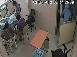 कैमरे में कैद : संपत्ति के लालच में महिला डॉक्टर ने की बीमार बुजुर्ग पिता को मारने की कोशिश कैमरे में कैद : संपत्ति के लालच में महिला डॉक्टर ने की बीमार बुजुर्ग पिता को मारने की कोशिश