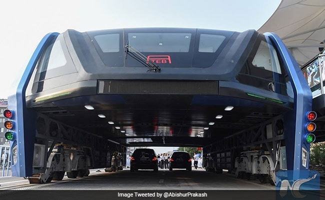 China Tests Huge Straddle Bus Which Allows Cars To Pass Beneath