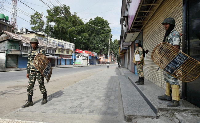 कश्मीर में कर्फ्यू में ढील के बावजूद अलगाववादियों का बंद जारी