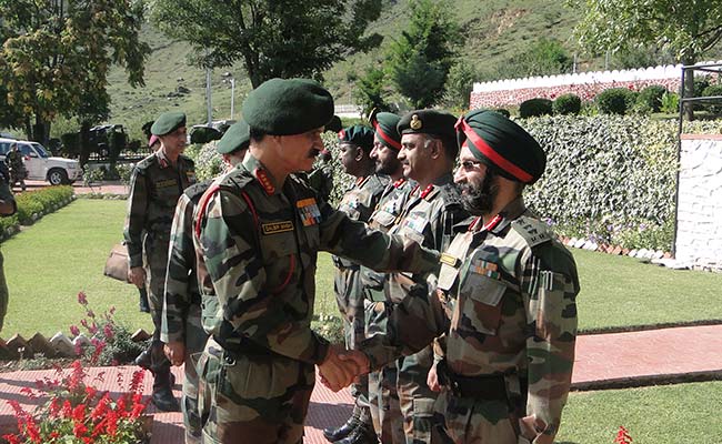 सेना प्रमुख दलबीर सिंह ने किया कश्मीर में एलओसी का दौरा, सुरक्षा का जायजा लिया