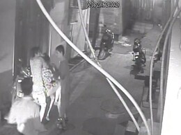 कैमरे में कैद : पूर्वी दिल्ली में घर के बाहर युवती के गले से चेन छीनी, भीड़ ने लुटेरों को दबोचा कैमरे में कैद : पूर्वी दिल्ली में घर के बाहर युवती के गले से चेन छीनी, भीड़ ने लुटेरों को दबोचा