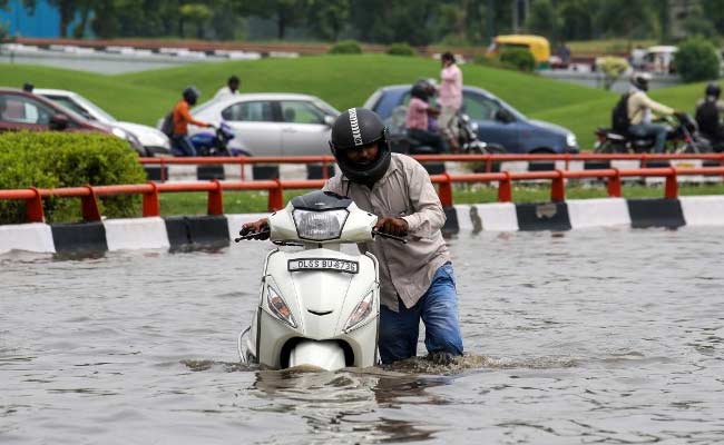 उत्तर भारत में भारी बारिश की वजह से चार लोगों की मौत