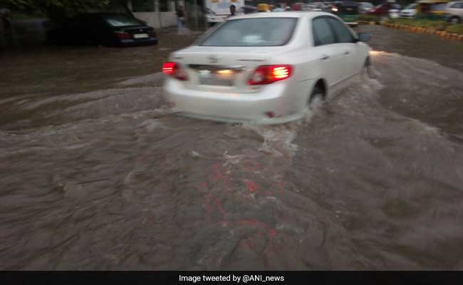 तेज बारिश के बाद दिल्‍ली में फिर भारी ट्रैफिक जाम, अमेरिकी मंत्री जॉन कैरी का काफिला भी फंसा