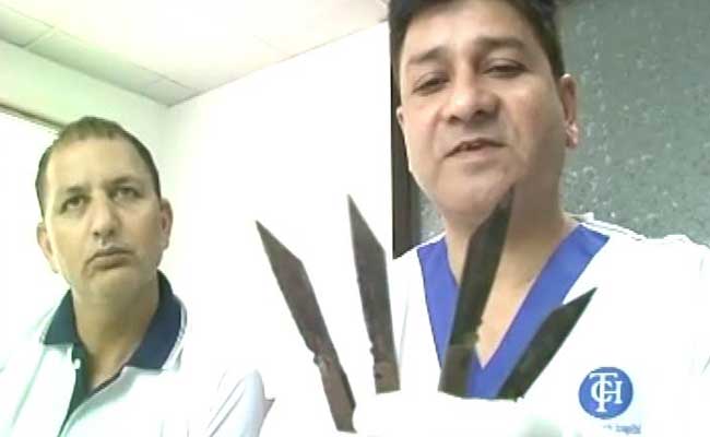 पंजाब में जब एक पुलिसकर्मी के पेट का ऑपरेशन हुआ तो उसमें से निकले 40 चाकू...