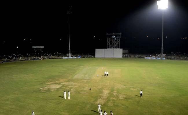 दलीप ट्रॉफी : बल्लेबाजों पर भारी पड़ी गुलाबी गेंद, फ्लडलाइट ने भी किया परेशान