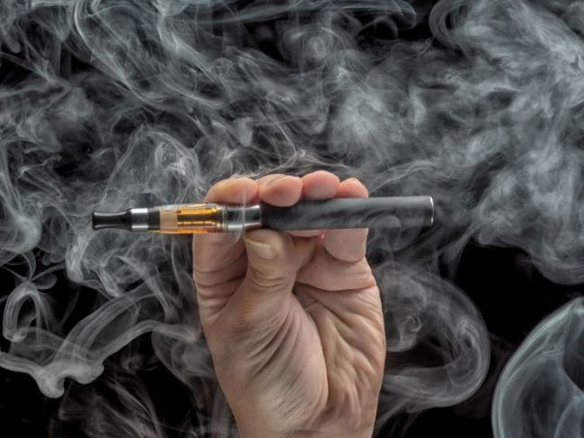 ई-सिगरेट से 30 सालों में खत्म हो जाएगा धूम्रपान : शोध