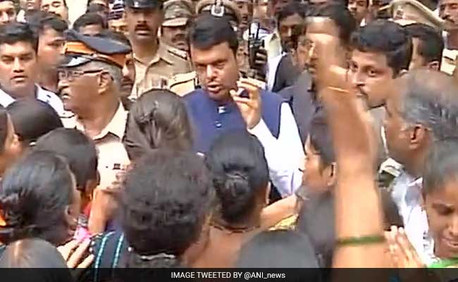 मुंबई : पुलिस कर्मी की हत्या से क्षुब्ध महिलाओं ने मुख्यमंत्री फडणवीस का किया घेराव