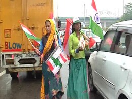'People Say It Is For Azaadi, We Sell Azaadi,' Say Migrant Flag Sellers In Delhi 'People Say It Is For Azaadi, We Sell Azaadi,' Say Migrant Flag Sellers In Delhi
