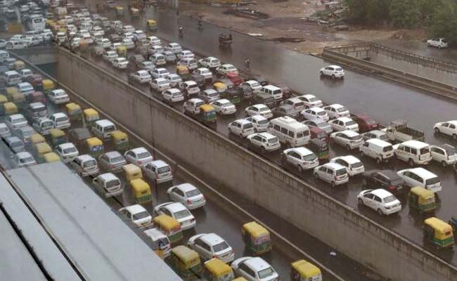 जोरदार बारिश से थम गई दिल्ली-गुड़गांव की रफ्तार, चौतरफा जबर्दस्त ट्रैफिक जाम