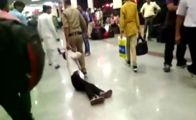 ग्वालियर रेलवे स्टेशन पर जीआरपी जवान ने नाबालिग को बुरी तरह घसीटा