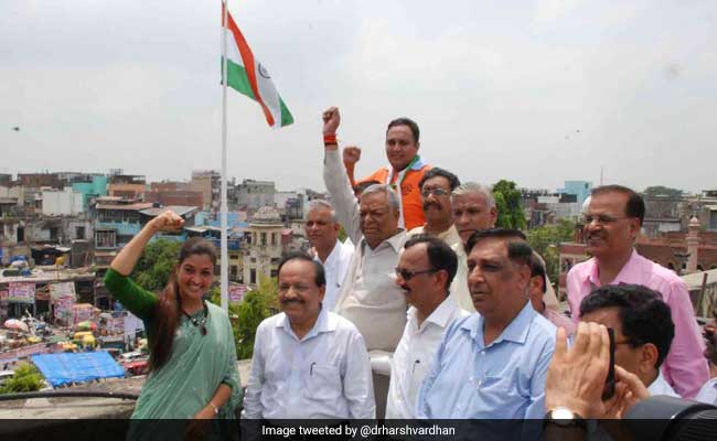 Harsh Vardhan Hoists National Flag Weighing 1.5 Tonne In Delhi