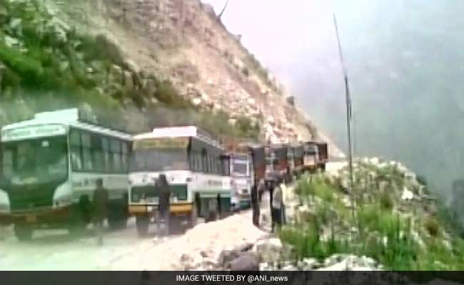 हिमाचल : तेज बारिश से राज्य में जनजीवन प्रभावित, कई राजमार्ग बाधित