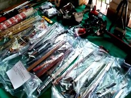 तीर, बंदूकें, तलवार. रायपुर के डॉक्टर ने अपने घर में छुपा रखे थे भारी मात्रा में हथियार तीर, बंदूकें, तलवार. रायपुर के डॉक्टर ने अपने घर में छुपा रखे थे भारी मात्रा में हथियार