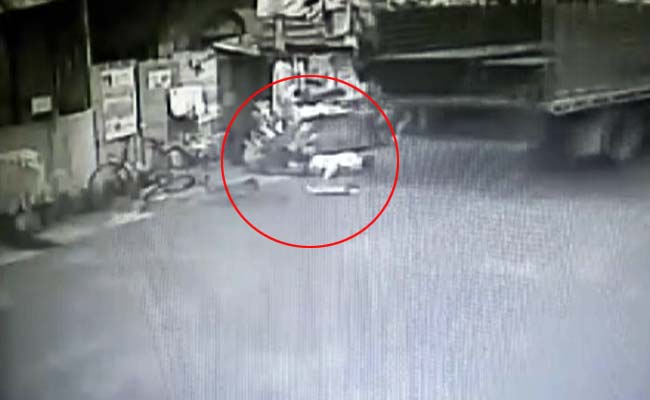 सीसीटीवी में कैद संवेदनहीनता : टैम्पो ने उड़ाया, सड़क पर तड़पता रहा साइकिल सवार, किसी ने नहीं की मदद