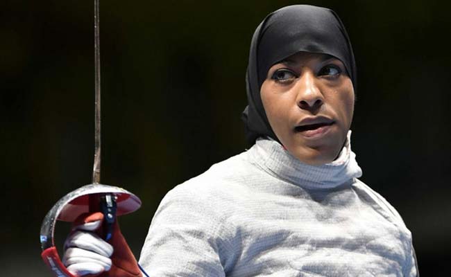 हिजाब पहनने वाली तलवारबाज ओलिंपियन ने कहा, उसे अमेरिका में एयरपोर्ट पर हिरासत में लिया गया
