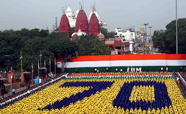 तस्वीरें : राजधानी दिल्ली में जश्न ए आज़ादी की तैयारियां पूरी, तिरंगामय हुआ लाल किला