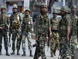 कश्मीर के तंगधार में घुसपैठ की कोशिश नाकाम, सुरक्षाबलों से मुठभेड़ में तीन आतंकवादी ढेर कश्मीर के तंगधार में घुसपैठ की कोशिश नाकाम, सुरक्षाबलों से मुठभेड़ में तीन आतंकवादी ढेर