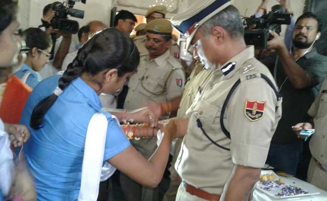 जयपुर पुलिस की रक्षाबंधन मुहिम, पुलिसकर्मियों ने स्कूलों में जाकर लड़कियों से बंधवाई राखी
