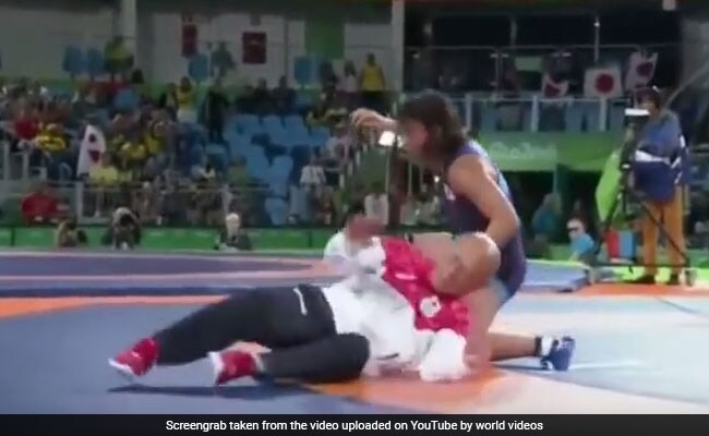 रियो ओलिंपिक : गोल्ड जीतने पर इतनी खुश हुई यह जापानी रेसलर कि कोच को ही दे दी पटखनी.. रियो ओलिंपिक : गोल्ड जीतने पर इतनी खुश हुई यह जापानी रेसलर कि कोच को ही दे दी पटखनी..