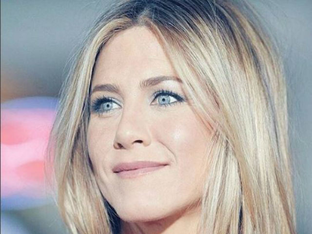 Jennifer Aniston Credits Father, Grandmother For Her Flawless Skin