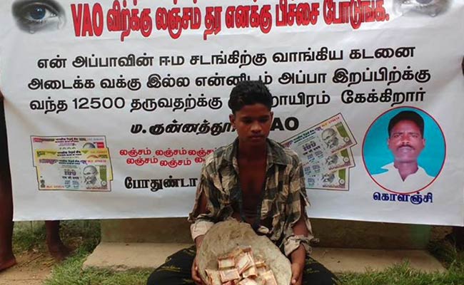 रिश्वत की रकम जुटाने के लिए भीख मांगने बैठ गया किसान का बेटा, वीडियो हुआ वायरल