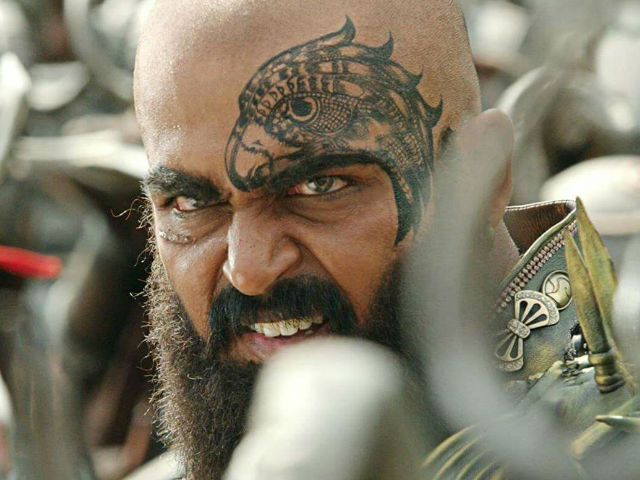Karthi Looks Scary, Impressive in First Look of <i>Kaashmora</i>
