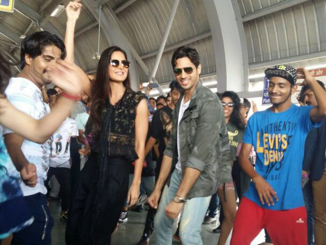 Katrina Kaif Dances to <I>Kala Chashma</i> at Jaipur Station, Crowd Backs Her Up