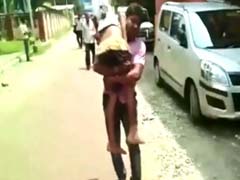 कानपुर में अस्पतालों के चक्कर काटते-काटते पिता के कंधे पर ही मर गया 12 साल का अंश