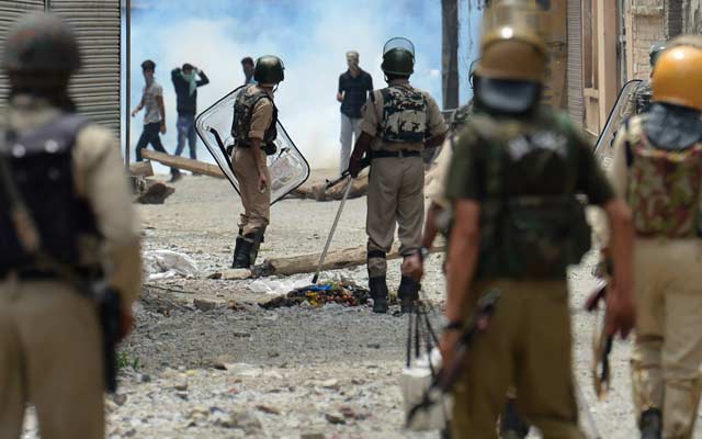 कश्मीर में मोबाइल सेवा पर लगाया गया प्रतिबंध, हिंसक झड़पों को देख उठाया गया कदम