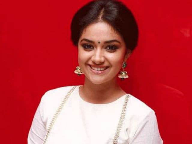 Dhanush's Co-Star Keerthy Does Risky Stunts on Moving Train For Thodari