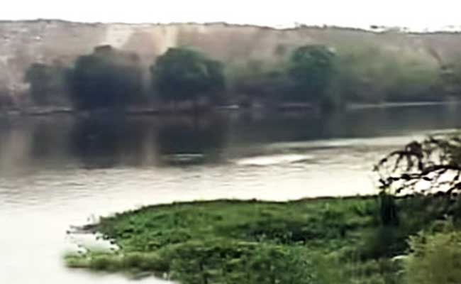 मुंबई : मॉनसून की बारिश में पानी से लबालब होकर ओवरफ्लो हुई विहार झील