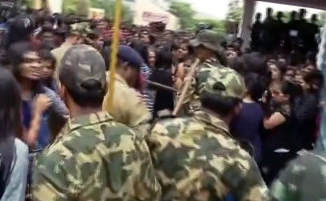 ओडिशा : NIFT में रेप की घटना? विरोध प्रदर्शन कर रहे स्टूडेंट्स पर पुलिस ने भांजी लाठियां