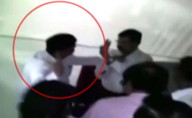 कैमरे में कैद : महाराष्ट्र में एनसीपी विधायक सुरेश लाड ने डिप्टी कलेक्टर को मारा थप्पड़