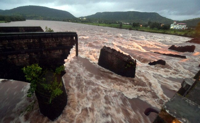 महाराष्ट्र : महाड़ पुल हादसे में मृत 22 लोगों के शव मिले, तेज बारिश से तलाशी अभियान में बाधा