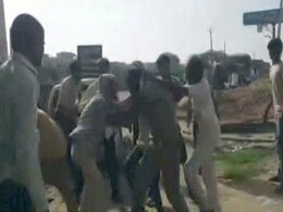 यूपी : रिश्वत देने से मना किया तो पुलिस ने कथित तौर पर पीटा, तालाब में फेंका, डूबने तक देखती रही यूपी : रिश्वत देने से मना किया तो पुलिस ने कथित तौर पर पीटा, तालाब में फेंका, डूबने तक देखती रही