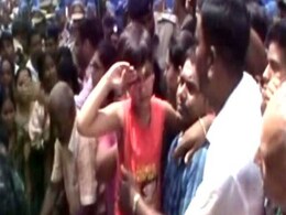 कश्मीर में शहीद हुए CRPF अधिकारी को 7 वर्षीय बेटी ने दी सलामी, सैकड़ों लोगों की आंखें हुईं नम कश्मीर में शहीद हुए CRPF अधिकारी को 7 वर्षीय बेटी ने दी सलामी, सैकड़ों लोगों की आंखें हुईं नम