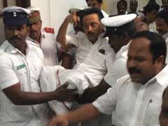 तमिलनाडु : विधानसभा से खींचकर निकाले गए स्टालिन, DMK के सभी 89 विधायक हफ्ते भर के लिए सस्पेंड