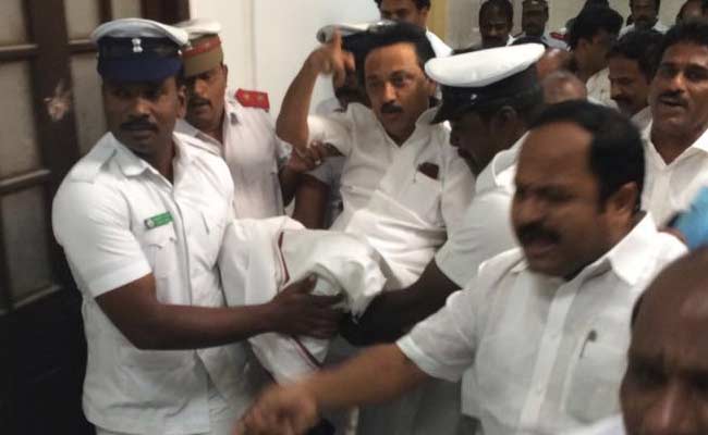 तमिलनाडु : विधानसभा से खींचकर निकाले गए स्टालिन, DMK के सभी 89 विधायक हफ्ते भर के लिए सस्पेंड