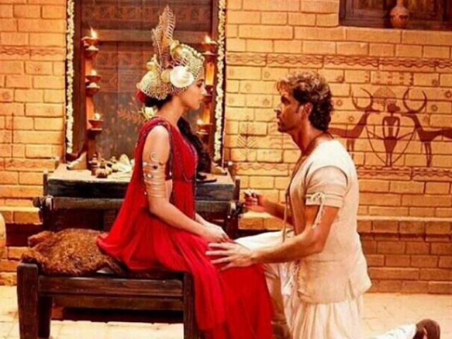 On <I>Mohenjo Daro</i> Sets, Hrithik Roshan 'Fed Chalk' to Pooja Hegde