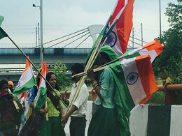 चौराहों पर मिलने वाले तिरंगे का आकार आसमान जैसा, इंसान का आकार इंसान से भी छोटा चौराहों पर मिलने वाले तिरंगे का आकार आसमान जैसा, इंसान का आकार इंसान से भी छोटा