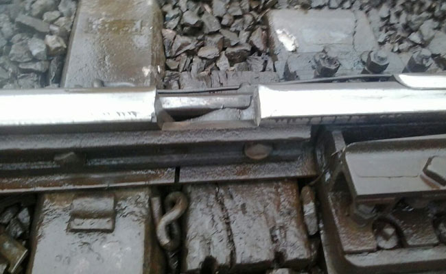 मुंबई : मध्य रेलवे की पटरी कटी हुई मिली, साजिश की आशंका, रेलवे प्रशासन ने चुप्पी साधी