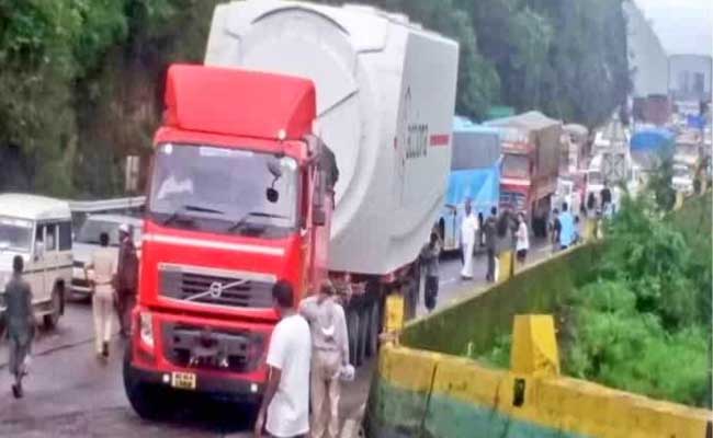 मुंबई-पुणे एक्सप्रेस हाईवे पर खालापुर से लोनावला तक लगा 12 किलोमीटर लंबा जाम