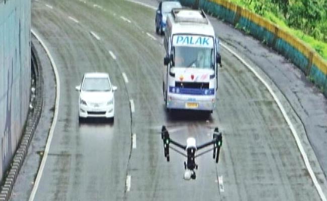 देश में पहली बार : मुंबई पुणे एक्सप्रेस हाईवे पर ड्रोन रख रहे हैं नजर