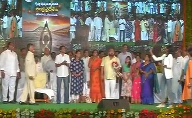 जानें, विजयवाड़ा के मंच पर ओलिंपिक की सिल्वर मेडलिस्ट सिंधु को बैडमिंटन में किसने दी चुनौती... जानें, विजयवाड़ा के मंच पर ओलिंपिक की सिल्वर मेडलिस्ट सिंधु को बैडमिंटन में किसने दी चुनौती...