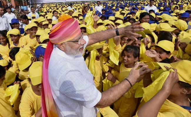 स्वतंत्रता दिवस समारोह : भाषण के बाद एक बार फिर सुरक्षा घेरकर तोड़कर बच्चों से मिले पीएम मोदी