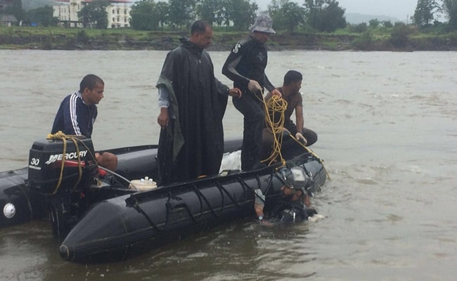 Naval Divers Locate Wreckage Of Second Bus In Mahad Tragedy