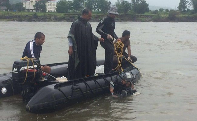 Challenged By Crocs, Navy Divers Find Bus Wreckage After Mahad Bridge Collapse