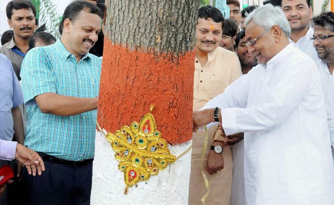 बिहार : अपने ही कार्यक्रम में नदारद रहे पर्यावरण मंत्री तेजप्रताप, नीतीश ने पेड़ को बांधी राखी