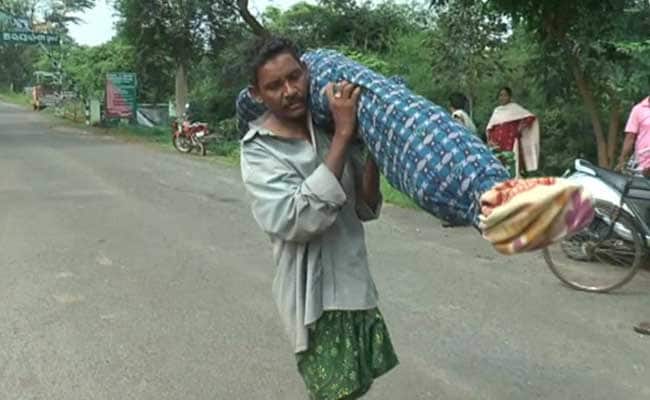 ओडिशा : पत्नी का शव कंधे पर लादे 10 किलोमीटर तक पैदल चलने को मजबूर हुआ शख्स
